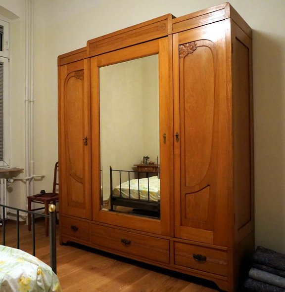 jugendstil.kleiderschrank.jpg 