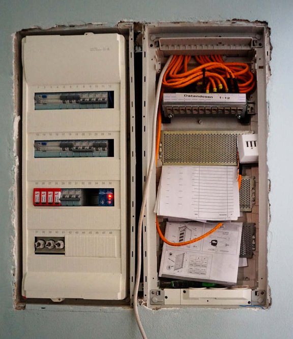 schaltschrank.verkabelt.jpg 